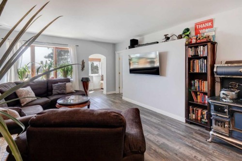 4007 Centre A Street Ne, Calgary, AB - Indoor Photo Showing Living Room