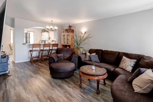 4007 Centre A Street Ne, Calgary, AB - Indoor Photo Showing Living Room