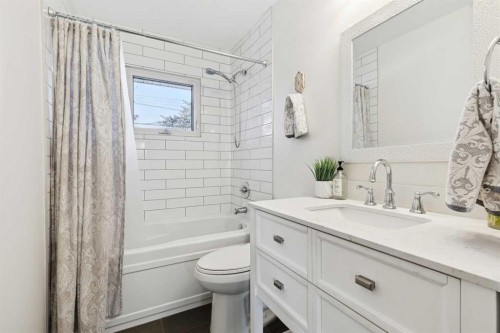 407 Arlington Drive Se, Calgary, AB - Indoor Photo Showing Bathroom