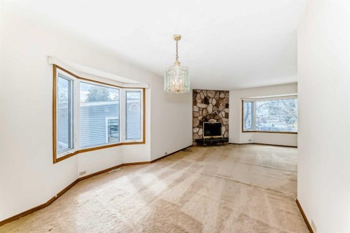 5116 33 Street Nw, Calgary, AB - Indoor Photo Showing Other Room