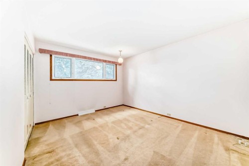 5116 33 Street Nw, Calgary, AB - Indoor Photo Showing Other Room