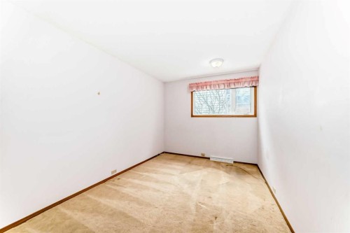 5116 33 Street Nw, Calgary, AB - Indoor Photo Showing Other Room