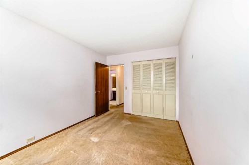 5116 33 Street Nw, Calgary, AB - Indoor Photo Showing Other Room