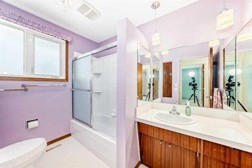 5116 33 Street Nw, Calgary, AB - Indoor Photo Showing Bathroom