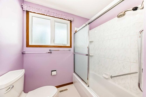 5116 33 Street Nw, Calgary, AB - Indoor Photo Showing Bathroom