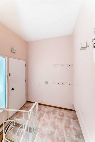 5116 33 Street Nw, Calgary, AB - Indoor Photo Showing Other Room