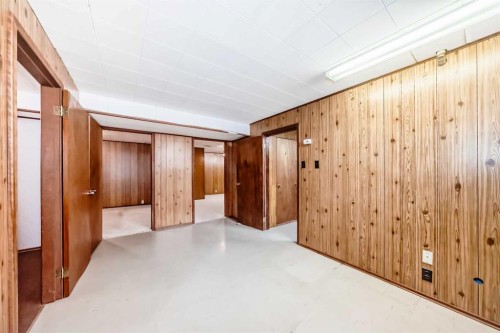 5116 33 Street Nw, Calgary, AB - Indoor Photo Showing Other Room