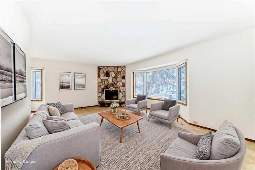 5116 33 Street Nw, Calgary, AB - Indoor Photo Showing Living Room