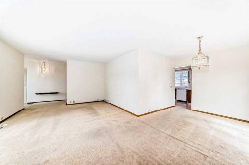 5116 33 Street Nw, Calgary, AB - Indoor Photo Showing Other Room