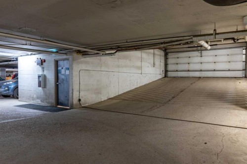 204-717 4A Street Ne, Calgary, AB - Indoor Photo Showing Garage