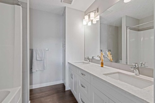 404-10 Walgrove Se, Calgary, AB - Indoor Photo Showing Bathroom