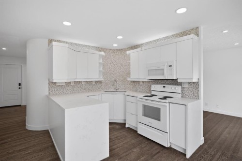 48 Carnarvon Way Nw, Calgary, AB - Indoor Photo Showing Kitchen