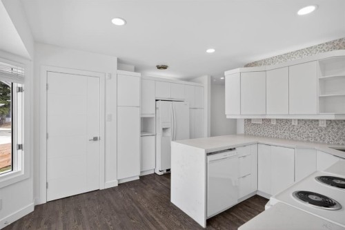 48 Carnarvon Way Nw, Calgary, AB - Indoor Photo Showing Kitchen