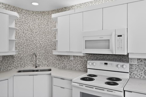 48 Carnarvon Way Nw, Calgary, AB - Indoor Photo Showing Kitchen