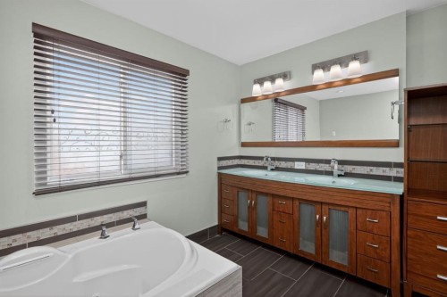 48 Carnarvon Way Nw, Calgary, AB - Indoor Photo Showing Bathroom