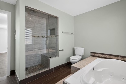 48 Carnarvon Way Nw, Calgary, AB - Indoor Photo Showing Bathroom