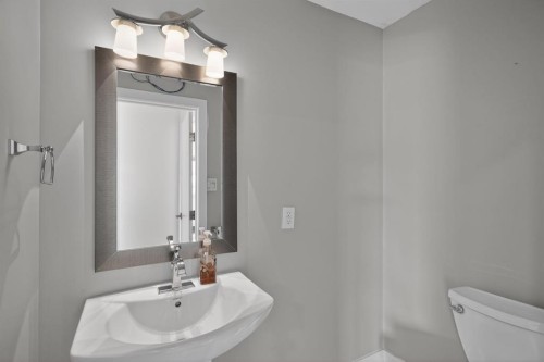 48 Carnarvon Way Nw, Calgary, AB - Indoor Photo Showing Bathroom