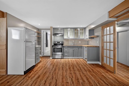 48 Carnarvon Way Nw, Calgary, AB - Indoor Photo Showing Kitchen