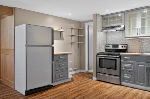 48 Carnarvon Way Nw, Calgary, AB - Indoor Photo Showing Kitchen