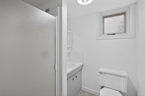 48 Carnarvon Way Nw, Calgary, AB - Indoor Photo Showing Bathroom