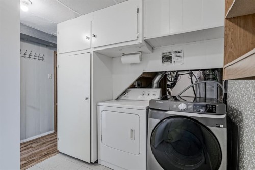 48 Carnarvon Way Nw, Calgary, AB - Indoor Photo Showing Laundry Room