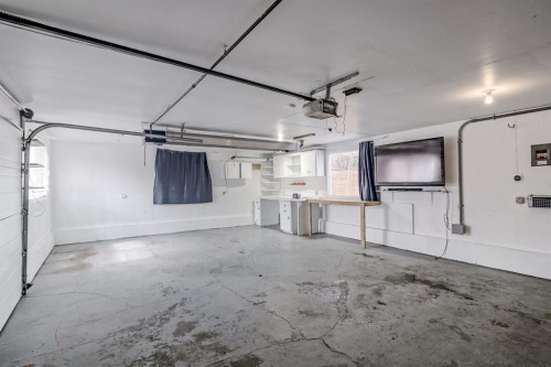 48 Carnarvon Way Nw, Calgary, AB - Indoor Photo Showing Garage