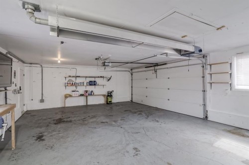 48 Carnarvon Way Nw, Calgary, AB - Indoor Photo Showing Garage
