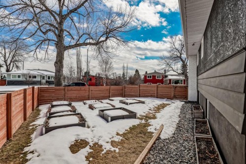 48 Carnarvon Way Nw, Calgary, AB - Outdoor