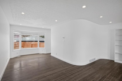 48 Carnarvon Way Nw, Calgary, AB - Indoor Photo Showing Other Room