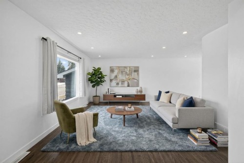 48 Carnarvon Way Nw, Calgary, AB - Indoor Photo Showing Living Room