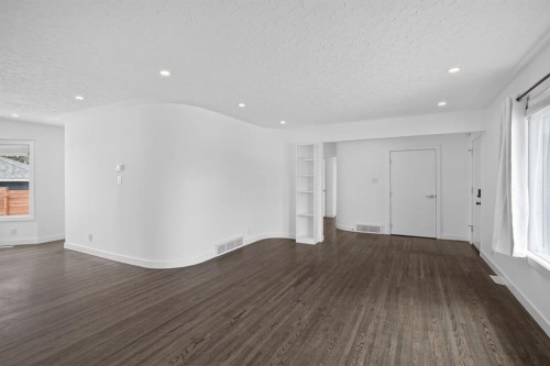 48 Carnarvon Way Nw, Calgary, AB - Indoor Photo Showing Other Room