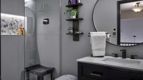 125 Riverview Place Se, Calgary, AB - Indoor Photo Showing Bathroom