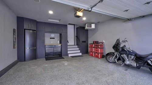 125 Riverview Place Se, Calgary, AB - Indoor Photo Showing Garage