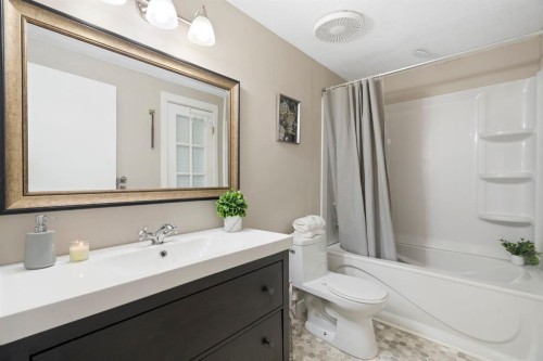 89 Bermuda Lane Nw, Calgary, AB - Indoor Photo Showing Bathroom