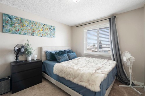 89 Bermuda Lane Nw, Calgary, AB - Indoor Photo Showing Bedroom