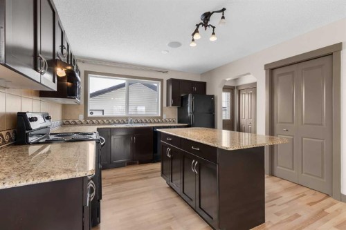 106 Luxstone Way Sw, Airdrie, AB - Indoor Photo Showing Kitchen