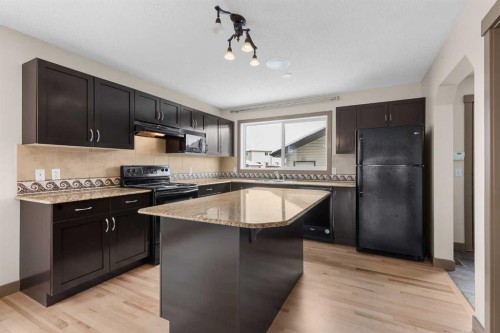 106 Luxstone Way Sw, Airdrie, AB - Indoor Photo Showing Kitchen
