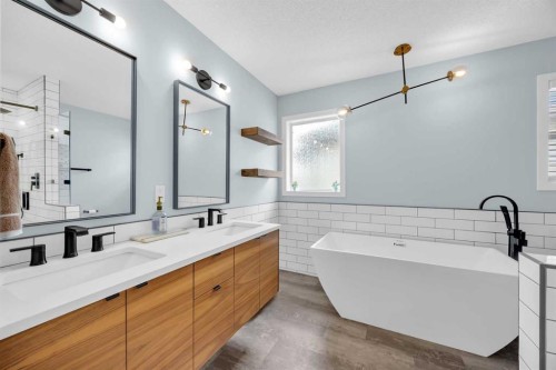 19 Bridleridge Green Sw, Calgary, AB - Indoor Photo Showing Bathroom