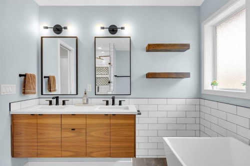 19 Bridleridge Green Sw, Calgary, AB - Indoor Photo Showing Bathroom