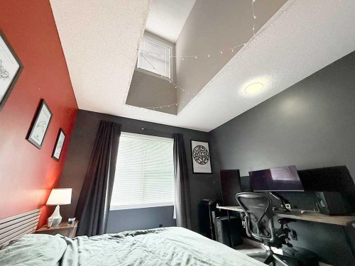 104 Prestwick Gardens Se, Calgary, AB - Indoor Photo Showing Bedroom