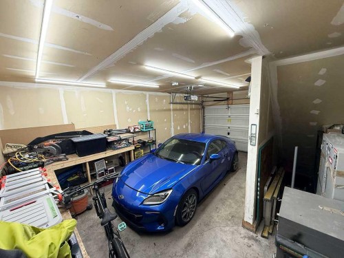 104 Prestwick Gardens Se, Calgary, AB - Indoor Photo Showing Garage