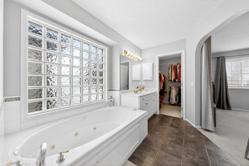 60 Citadel Ridge Close Nw, Calgary, AB - Indoor Photo Showing Bathroom