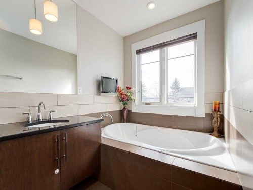 52 20 Street, Calgary, AB 