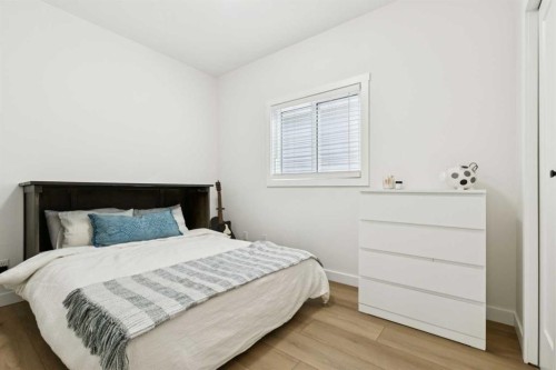 852 Everridge Drive Sw, Calgary, AB - Indoor Photo Showing Bedroom