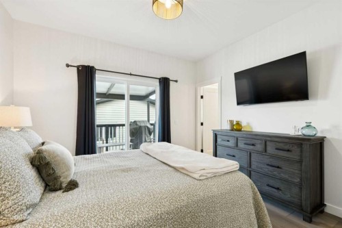852 Everridge Drive Sw, Calgary, AB - Indoor Photo Showing Bedroom
