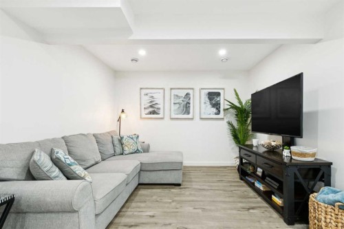852 Everridge Drive Sw, Calgary, AB - Indoor Photo Showing Living Room