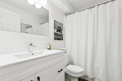 852 Everridge Drive Sw, Calgary, AB - Indoor Photo Showing Bathroom