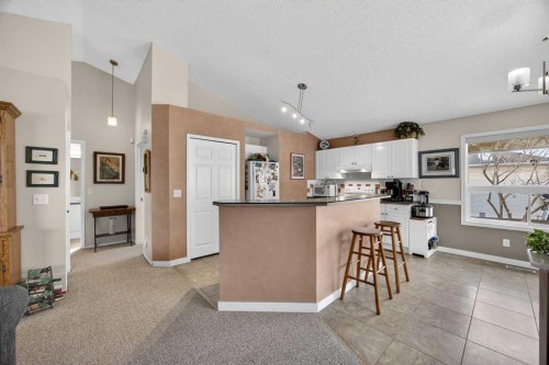 466 Douglas Glen Boulevard Se, Calgary, AB - Indoor Photo Showing Kitchen