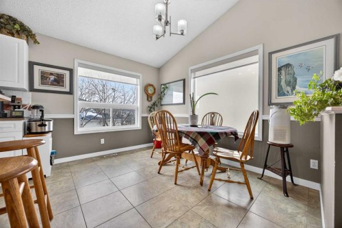 466 Douglas Glen Boulevard Se, Calgary, AB - Indoor Photo Showing Dining Room