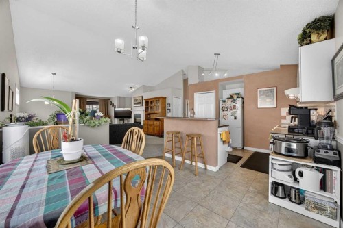 466 Douglas Glen Boulevard Se, Calgary, AB - Indoor Photo Showing Dining Room